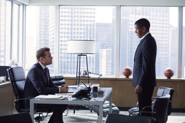 Bild 1 von 2: Harvey (Gabriel Macht, l.) arbeitet mit Mike an einer äußerst komplizierten Sammelklage. Wird der Velocity-Firmenchef James Palmer (Scott Lawrence) ungeschoren davon kommen?
