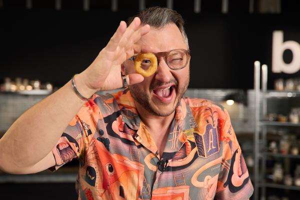 Bild 1 von 3: Zwiebelringe von Burger King, Kartoffelpüree mit Soße von KFC, Fischfrikadellen von Nordsee und Wraps von McDonald's: Sebastian Lege deckt auf, was in den beliebtesten Produkten großer Fast-Food-Ketten steckt.