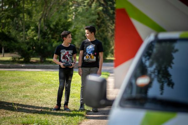 Bild 1 von 4: Hermann (Thorin Holland, li.) und Pit (Ferenc Amberg, re.) sind Feuer und Flamme für ihr neues Projekt.