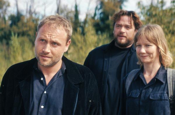 Bild 1 von 7: Robert (Max Riemelt, li.), Volker (Ronald Zehrfeld, Mi.) und Maren (Sandra Hüller, re.) sind ein eingespieltes Team.