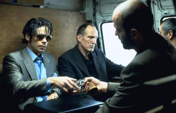 Bild 1 von 19: Bereits nach kurzer Zeit erkennt Waffendealer Boris (Rade Serbedzija, r.), dass der grandiose Edelsteindieb Franky Four Fingers (Benicio Del Toro, l.) eine große Schwäche für Wetten aller Art hat ...