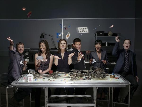 Bild 1 von 9: (3. Staffel) - (v.l.n.r.) Dr. Hodgins (T.J. Thyne); Dr. Montenegro (Michaela Conlin); Dr. Brennan (Emily Deschanel); Booth (David Boreanaz); Saroyan (Tamara Taylor); Dr. Addy (Eric Millegan)