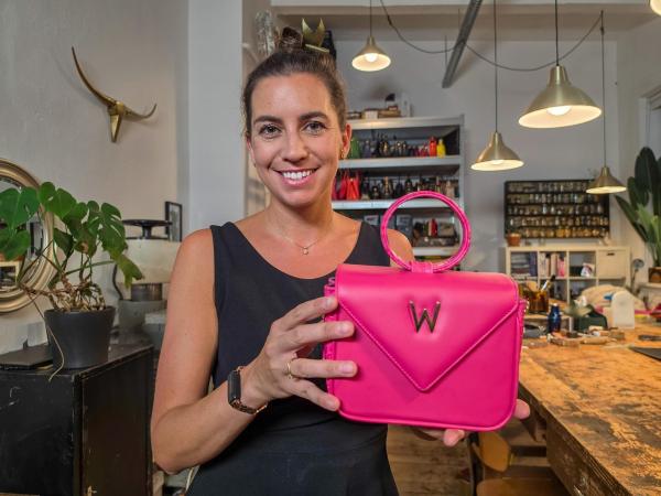 Bild 1 von 16: Im Bild: Katrin Motter ist Juristin und entdeckte schon während ihres Studiums das Handwerk als Ausgleich. Seit 2017 fertigt sie in ihrer Werkstatt in der Wiener Mollardgasse hochwertige Ledertaschen. Viele Arbeitsschritte - vom Zuschneiden und Spalten des Leders über das Nähen bis zum Prägen - erledigt sie selbst. Besonders stolz ist sie auf die von ihr entwickelte Loop-Tasche mit ihrem charakteristischen runden Henkel.