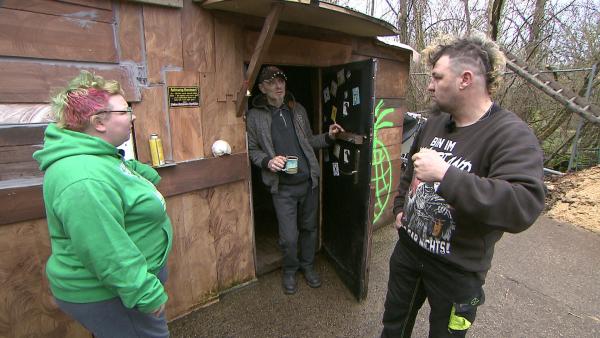 Bild 1 von 3: Die alte Hütte von Opa ist in einem desolaten Zustand. Lausi (33, li.), Paddy (39, re.) machen sich motiviert an die Arbeit, um die Hütte wieder bewohnbar zu machen.