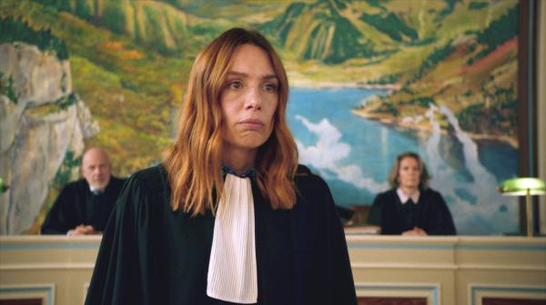 Bild 1 von 5: Als sich neben Hundepsychologen, Juristen, Tierschützern und Politikern auch noch die Presse einmischt, droht der Prozess, den Avril (Lætitia Dosch) führt, völlig aus dem Ruder zu laufen.