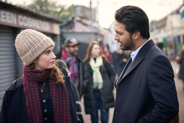 Bild 1 von 8: Zoe Stevenson (Lily James, l.); Kaz Khan (Shazad Latif, r.)