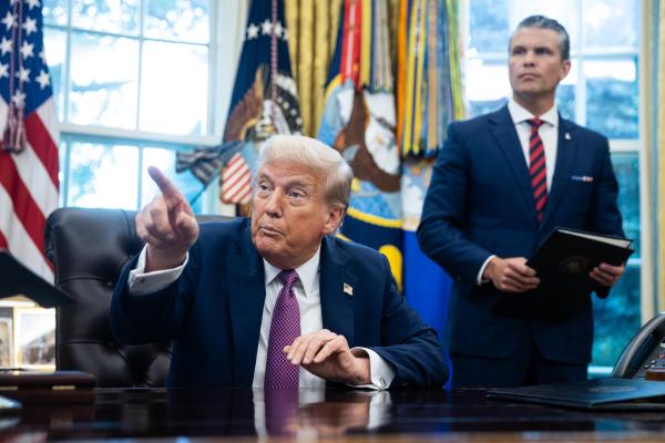 Bild 1 von 1: Präsident Donald Trump (l.) spricht neben Verteidigungsminister Pete Hegseth, nachdem er am 5. September 2025 im Oval Office des Weißen Hauses eine Durchführungsverordnung zur Benennung des Verteidigungsministeriums in \