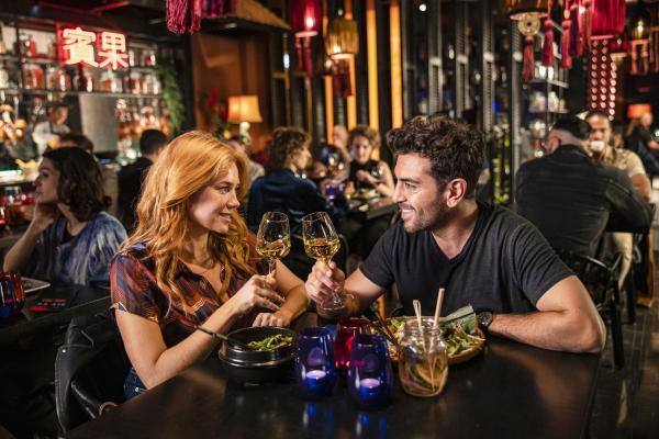 Bild 1 von 8: Sunny (Palina Rojinski, l.); Milo (Elyas M'Barek, r.)