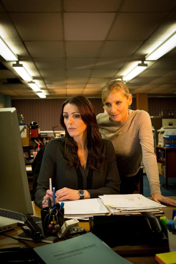 Bild 1 von 8: DC Rachel Bailey (Suranne Jones, l.); DC Janet Scott (Lesley Sharp, r.)