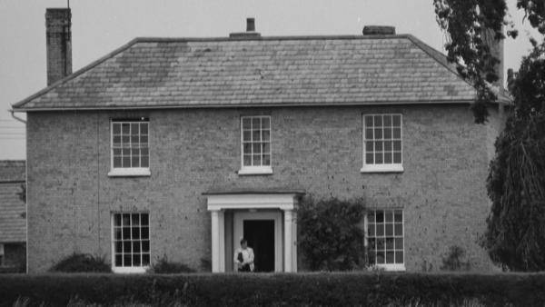 Bild 1 von 5: Das Wohnhaus der White House Farm in Essex, in dem in dem Anfang August 1985 fünf Menschen den Tod fanden.