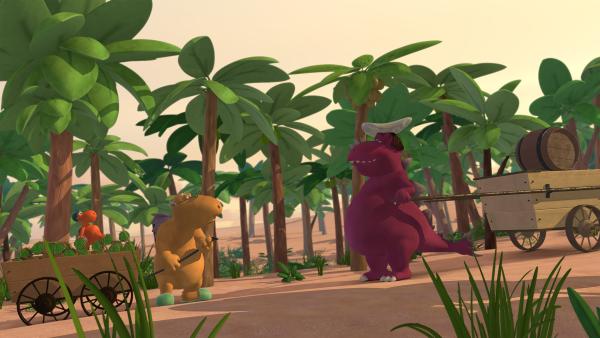 Bild 1 von 5: Der großkotzige Chef macht sich über Opa Jörgen lustig. Opa Jörgen lässt sich das nicht bieten und fordert Chef zum Nasendrücken-Duell heraus.