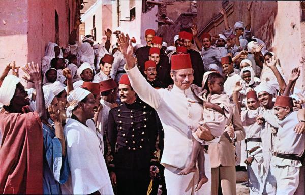 Bild 1 von 4: Charles George Gordon (Charlton Heston, Mitte)