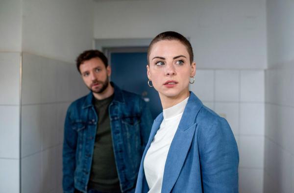 Bild 1 von 9: Im Bild: Nina (Julia E. Lenska, v.) und Gregor (Jonas Minthe, h.) wundern sich: Wieso lässt ihr Zeuge Henning Mittergang die Polizei nicht in seine Wohnung?