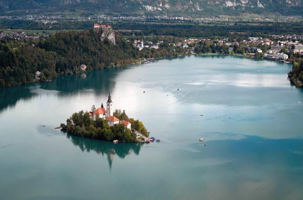 Bild 1 von 3: Der Bleder See mit seiner kleinen Insel in der Mitte in Oberkrain: Im 19. Jahrhundert wusste ein Schweizer die Heilkraft der Sonne zu nutzen und machte den See zum Hotspot der Alternativmedizin Ö