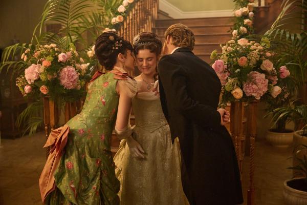 Bild 1 von 7: June Forsyte (Justine Emma Moore, M.) feiert ihren 18. Geburtstag. Ihre Eltern Frances (Tuppence Middleton) und Jolyon Jr. (Danny Griffin) richten zu diesem Anlass einen Ball aus, der zugleich dazu dient, mögliche Ehekandidaten der jungen Frau kennenzulernen. Während der Feier kommt es zu einer Begegnung, die Jolyon Jr. mit seiner Vergangenheit konfrontiert.