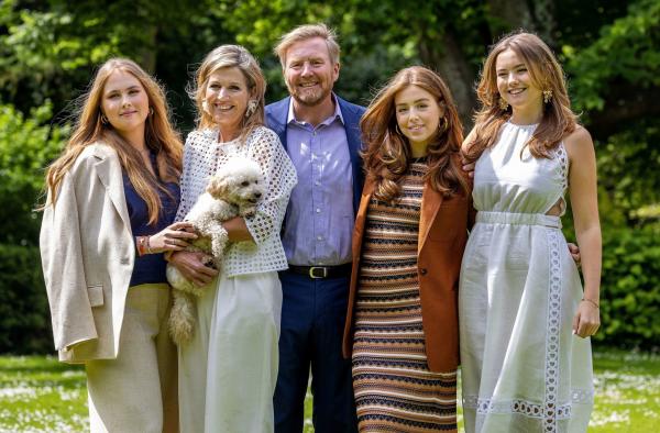 Bild 1 von 1: Amalia (l.), Alexia (2.v.r.) und Ariane (r.), die Töchter von König Willem-Alexander (M.) und Königin Máxima (2.v.l.). Was bedeutet es, dass nur eine von ihnen einmal den Thron besteigen wird?