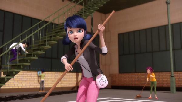 Bild 1 von 6: Von Chloé gedemütigt, wird ihr persönlicher Butler von Hawk Moth akumatisiert. Als Despair Bear kann er jetzt jeden manipulieren, den er berührt und er ist entschlossen, sich an Chloé zu rächen. Ladybug und Cat Noir müssen die Kontrolle behalten!