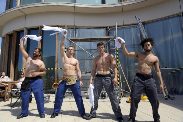 Bild 1 von 20: Die Jungs vom Bau beglücken bei ihren Auftritten so manche Frau: (v.l.n.r.) Cem (Adam Bousdoukos), Micha (Matthias Ludwig), Jonas (Eugen Bauder) und Richie (Nyamandi Adrian) ...