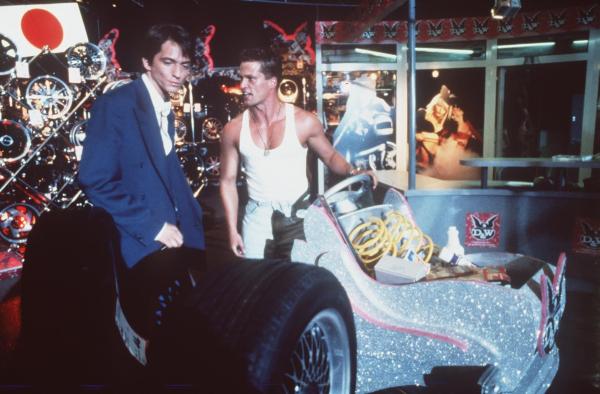 Bild 1 von 10: Für das Rennen bestückt Gerd (Stefan Gebelhoff, l.) Berties (Til Schweiger, r.) Fahrzeug mit einem Rennaggregat, das den Manta in ein Geschoß verwandelt.