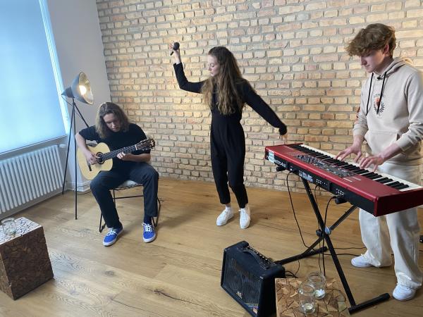Bild 1 von 4: Ayla (M.) und Pier (r.) performen bei ihrem kleinen Livestream-Konzert einen gemeinsamen Song.