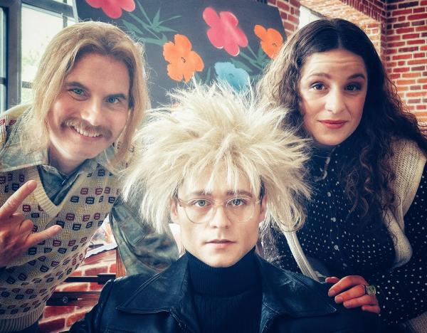 Bild 1 von 4: Frauke (Lou Strenger, r.) und Bernd (Carsten Strauch, l.) aus Kassel sind im Glück. Sie treffen ihr Idol Andy Warhol (Tom Böttcher, M.) in dessen Künstler-WG. Die Nacht läuft allerdings anders als geplant und hat verheerende Folgen.