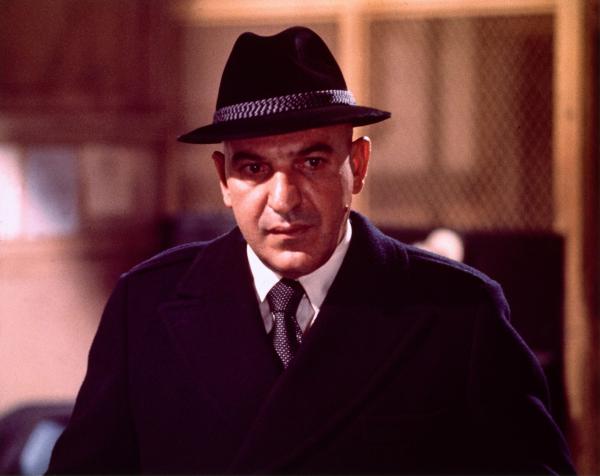 Bild 1 von 6: Theo Kojak (Telly Savalas) verrichtet die Polizeiarbeit mit Begeisterung. Dabei interpretiert er den Gesetzestext großzügig und verlässt den ausgetretenen Pfad der Vorschriften öfter als seinen Vorgesetzten lieb ist ...