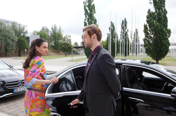 Bild 1 von 6: Nachdem Naadirah (Kenda Hmeidan) ihren ersten Fahrer gefeuert hat, wählt sie Daniel (Christoph Humnig) als ihren neuen Chauffeur aus.