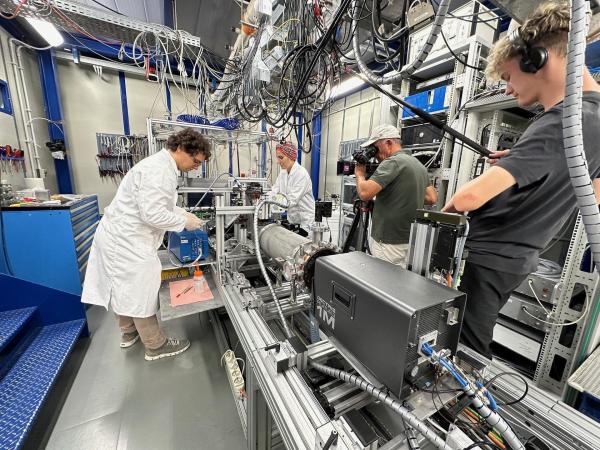 Bild 1 von 5: Im Bild: Philipp Aldo Wieser und seine Kollegin Sumea Klokic bei der Arbeit im Forschungszentrum Elettra-Sincrotrone in Basovizza.