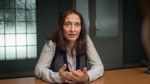Bild 1 von 7: Die Kriminaltechnik wertet die GPS-Daten des Autos von Steins Ehefrau Susanne (Sandra Nedeleff) aus. Sie hat die Polizei eiskalt belogen, denn zur Tatzeit befand sie sich am Tatort. Wollte die verletzte Frau ihrem untreuen Ehemann eine Lektion erteilen?