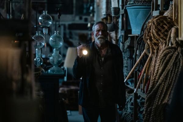 Bild 1 von 5: Der Wächter Artur Wehling (Jochen Nickel) streift durch die Regalreihen eines Theaterfundus. Plötzlich stößt er auf etwas Schockierendes: Eine junge Studentin, die dort arbeitete, liegt erschlagen vor ihm.