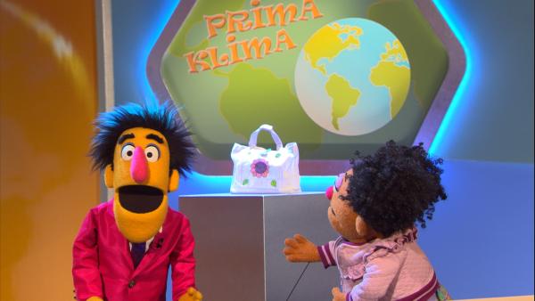 Bild 1 von 4: Amira (r.) hat einen Stoffbeutel in Rüdigers (l.) Show mitgebracht.