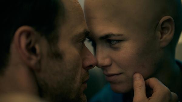 Bild 1 von 6: Emma (Hanna van Vliet) ist wieder an Krebs erkrankt. In dieser schweren Phase wird sie von ihrem Lebensgefährten Alex (Thomas Ryckewaert) nach Kräften unterstützt.