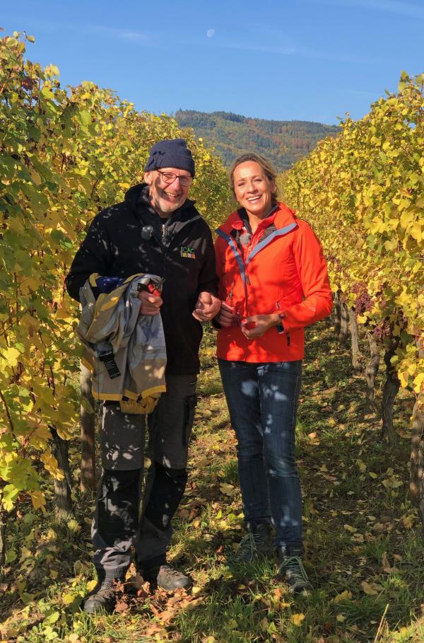 Bild 1 von 2: Jean Becker (l) zeigt Tamina Kallert seine Weinberge nahe Zellenberg, wo seine Familie seit 400 Jahren ein Weingut besitzt.