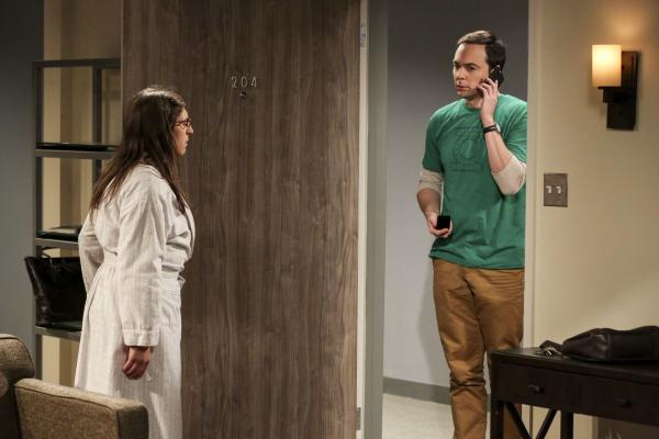 Bild 1 von 19: Sheldons (Jim Parsons, r.) Besuch bei Amy (Mayim Bialik, l.) in New Jersey, hat einige Höhen und Tiefen zu bieten ...