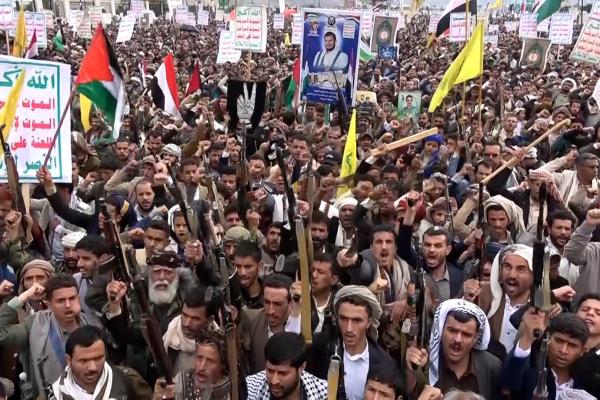 Bild 1 von 4: Zehntausende folgen dem Aufruf der Huthis zu einer Freitagsdemonstration in der Hauptstadt Sanaa.