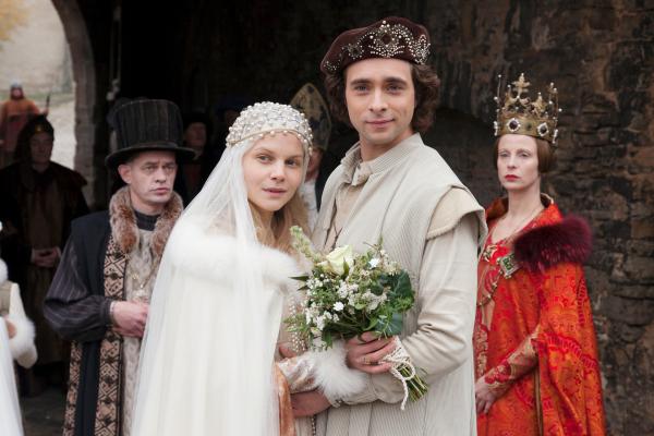 Bild 1 von 7: Das glückliche Brautpaar Constanze (Sinja Dieks) und Markus (André Kaczmarczyk).