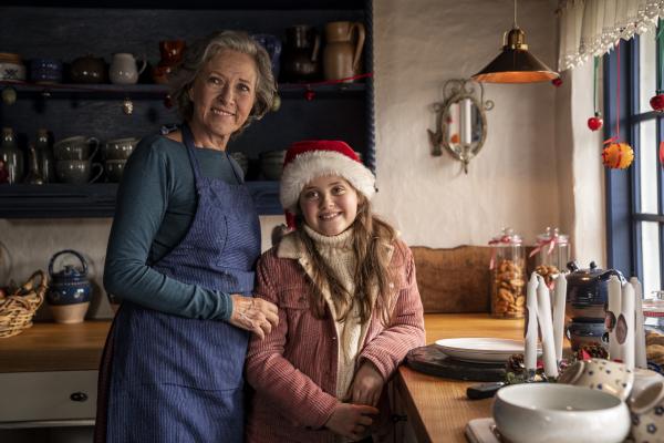 Bild 1 von 5: Maja (Birthe Neumann, links) mit Astrid (Rosita Nellie Holse Gjurup) in der Küche.