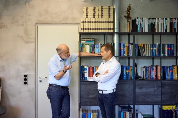 Bild 1 von 5: Harald Lesch (l.) bespricht mit dem Nobelpreisträger Ferenc Krausz (r.), wohin uns die Quantenforschung noch führen wird. Sie eröffnet uns eine neue Welt, jenseits unserer Vorstellungskraft.