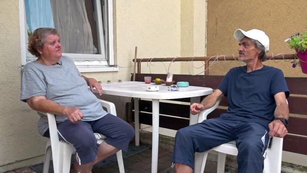 Bild 1 von 1: Dieter erholt sich von einem weißen Hautkrebs; seine Frau Carmen pflegt ihn liebevoll. Bei der Kontrolle gibt es gute Nachrichten: Die Wunde verheilt gut, die Erleichterung ist groß.
