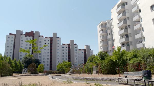 Bild 1 von 6: Der Tatort in Würzburg-Heuchelhof. Trotz der vielen Anwohner gab es hier keine Zeugen, die Hinweise auf die Täter geben konnten.