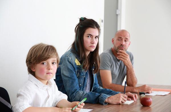 Bild 1 von 15: Im Bild: Benjamin (Lio Vonnemann, li.) und Eva Hütter (Nadine Dubois).