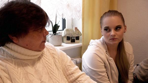 Bild 1 von 3: Michelle (re.) pausiert gerade ihre Ausbildung als Physiotherapeutin. Um die Zeit zu überbrücken, hat sie eine Teilzeitstelle bei einer Bäckerei angenommen. Ihrer Mutter gefällt das aber gar nicht..