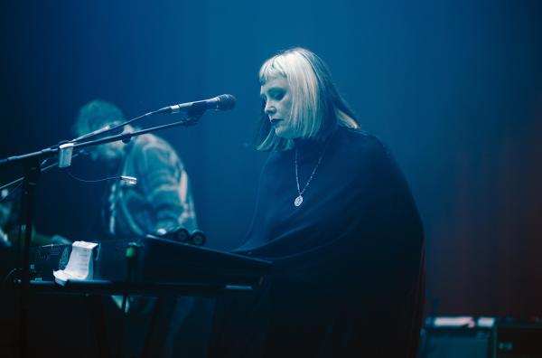 Bild 1 von 5: Rachel Goswell mit Slowdive bei \