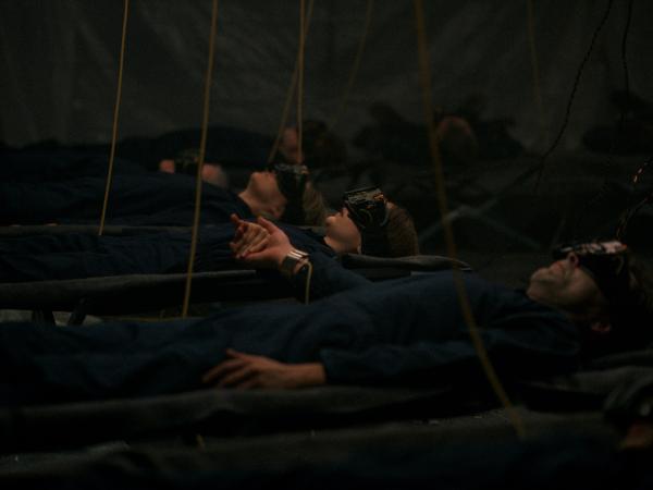 Bild 1 von 7: Lea (Mariella Aumann) hält in den letzten Sekunden die Hand ihres Vaters (Andreas Döhler).