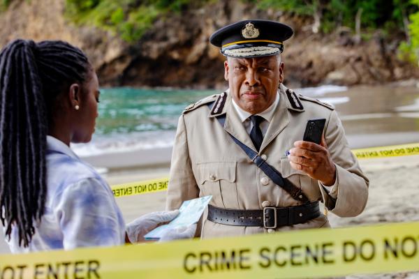 Bild 1 von 5: Naomi Thomas (Shantol Jackson) und Selwyn Patterson (Don Warrington) teilen DI Neville Parker eine schockierende Nachricht mit: Am Strand von Saint Marie wurde eine Leiche entdeckt.