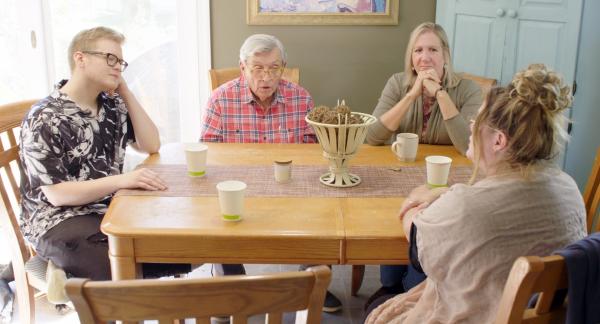 Bild 1 von 5: Lenka Perron (2.v.r.) ist bei QAnon ausgestiegen. Inzwischen hilft sie anderen Verschwörungsgläubigen und Aussteigern.