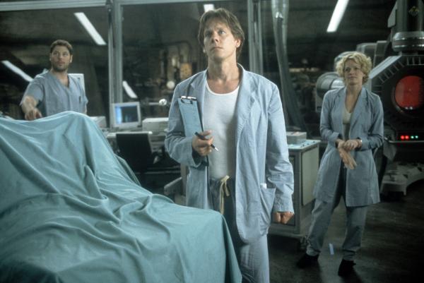 Bild 1 von 3: Der Wissenschaftler Sebastian Caine (Kevin Bacon, M.) arbeitet mit seinen Kollegen Carter Abbey (Greg Grunberg) und Linda McKay (Elisabeth Shue) an einem Serum, das Lebewesen unsichtbar machen soll.