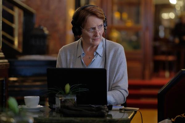 Bild 1 von 6: Emma Chambers (Fiona Shaw)