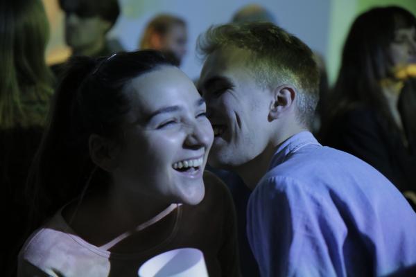 Bild 1 von 1: Auf einer Party trifft Klara (Darin Hagi) HM (William Greni Arnø) und kann seit langem endlich wieder loslassen. Doch die Freude hält nur kurz an, als Klara merkt, dass sie das Vergangene nicht so leicht abschütteln kann wie gedacht.