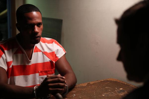 Bild 1 von 4: Kann Häftling Matt Smith (TJ Jackson, l.) Ermittler Lt Joe Kenda (Carl Marino, r.) helfen, den Mord an seinem Freund George Ferribee aufzuklären? Warum musste dieser sterben?